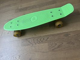 Cooles, gruenes Slide Mini-Skateboard mit Leuchtraedern!