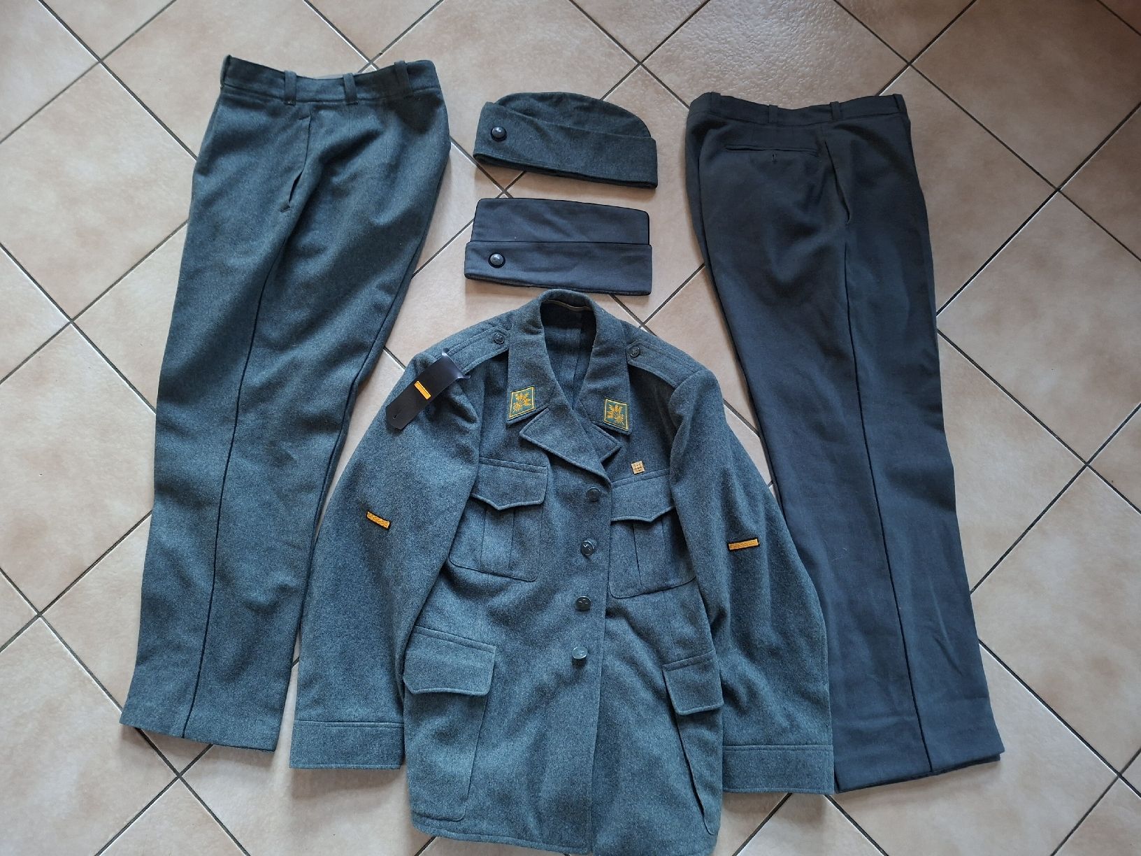 Schweizer Armee Uniformi: Schweizer Armee Militär Uniform  – Usato da Schwanden Sigrisw venduto da len_9yqg
