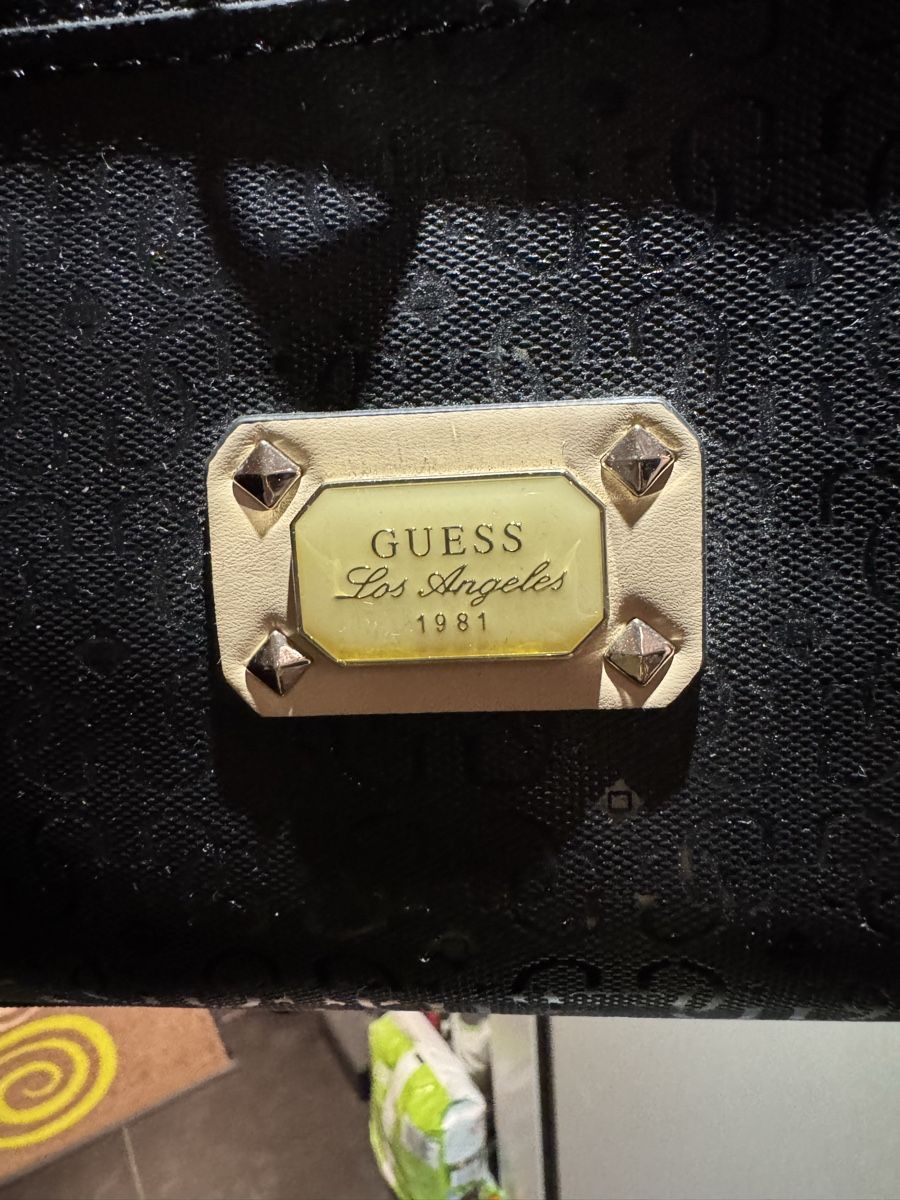 Guess Sacs femmes: Guess Handtasche – Neuf (Voir description) à Gutenswil par eliane67 4