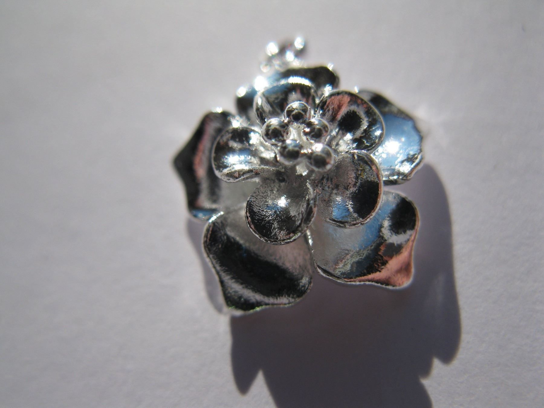 Perle (finte): 2 Anhänger Blume, versilbert 15mm – Nuovo e nell'imballaggio originale da St. Margarethen TG venduto da LuanaKa 1