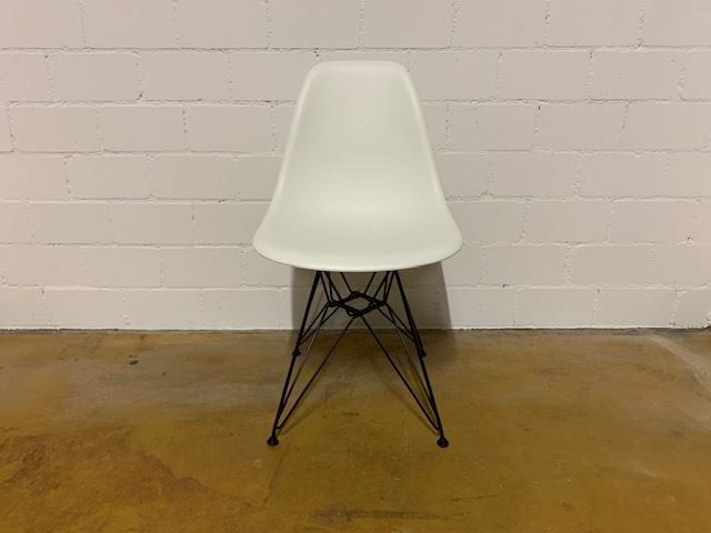 Vitra Stühle: Vitra DSR Eames Plastic Side Chair Ausstellungsstück – Neu (gemäss Beschreibung) aus St. Gallen von MSMoebelhandel 1