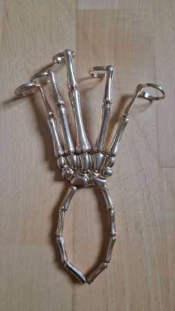 Fingerskelettimitation für Halloweenkostüm