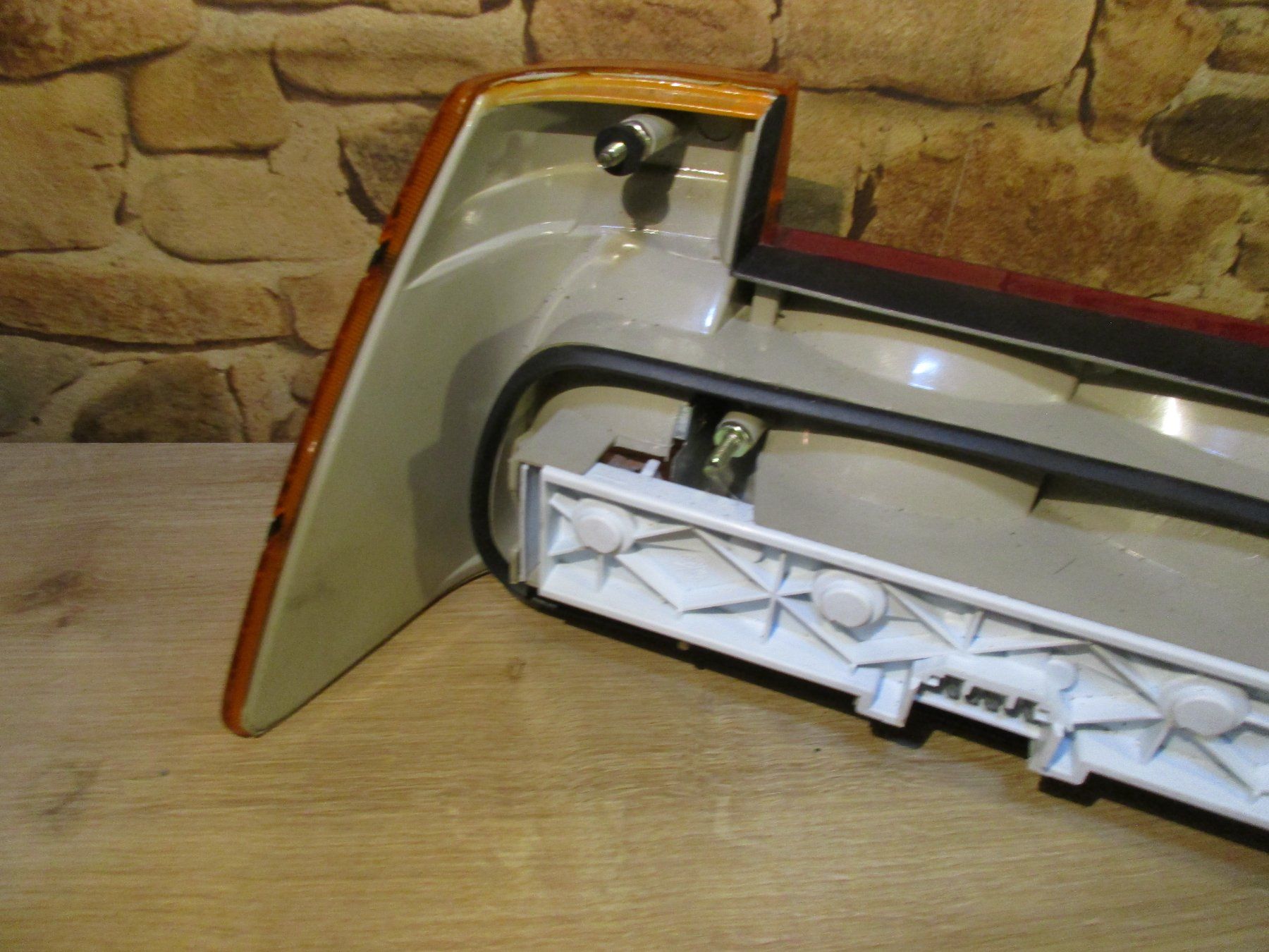 Alfa Romeo Tutti pezzi di ricambio auto: Alfa Romeo 75   Heckleuchte rechts gelber Blinker – Nuovo (secondo la descrizione) da Ennetmoos venduto da Truckdiver 4