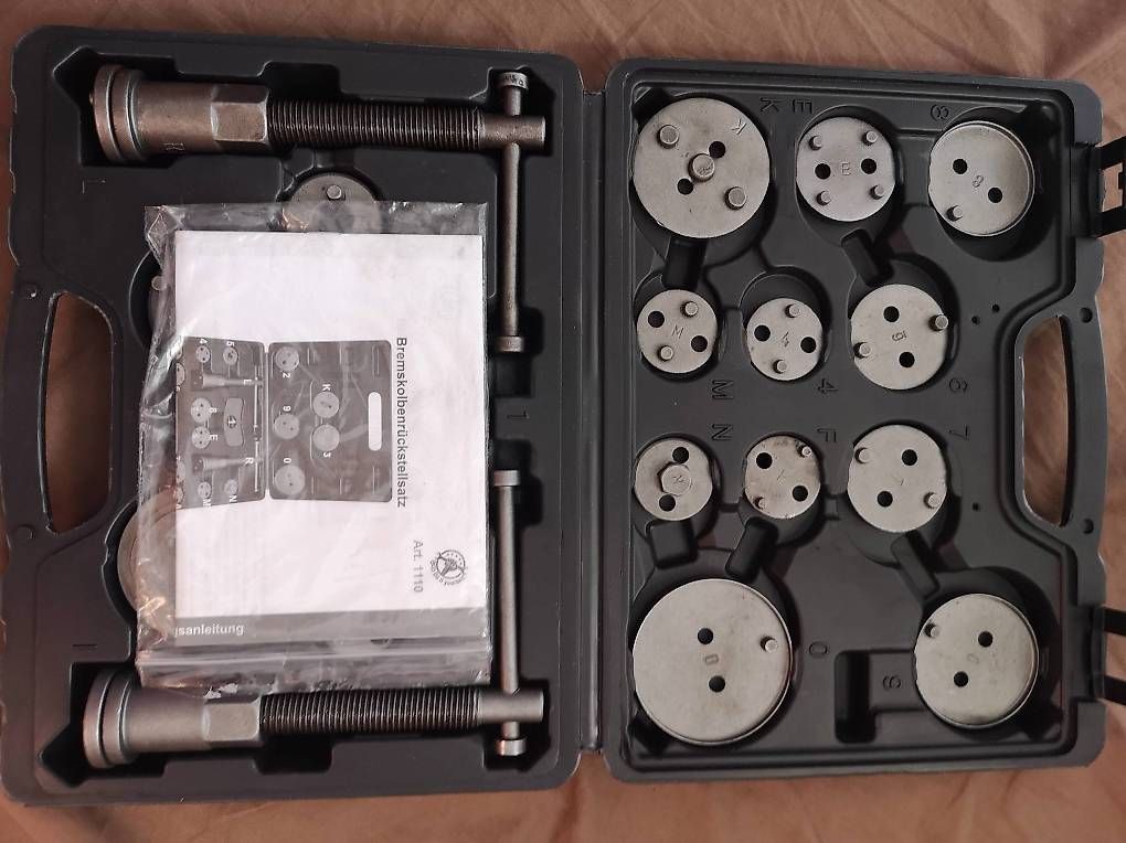 Tutti gli attrezzi: Outils pour étriers de freins à disque 18 pcs – Usato da Genf venduto da AdiOs2 1