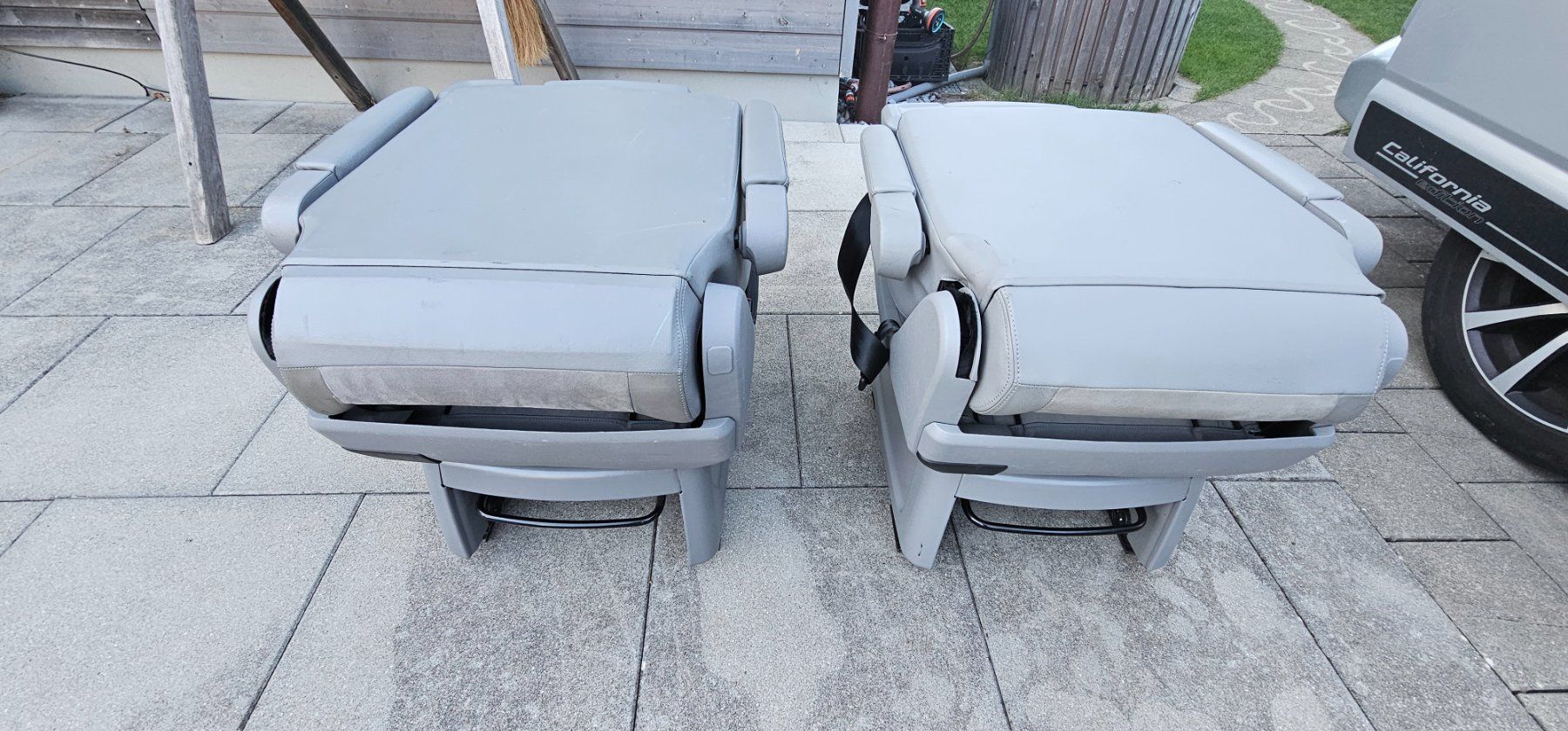 Seggiolini per auto: 2x Original VW T5/T6 Multivan Drehsitz Leder Grau Kindersitz – Usato da Rüti ZH venduto da Luckyday 3