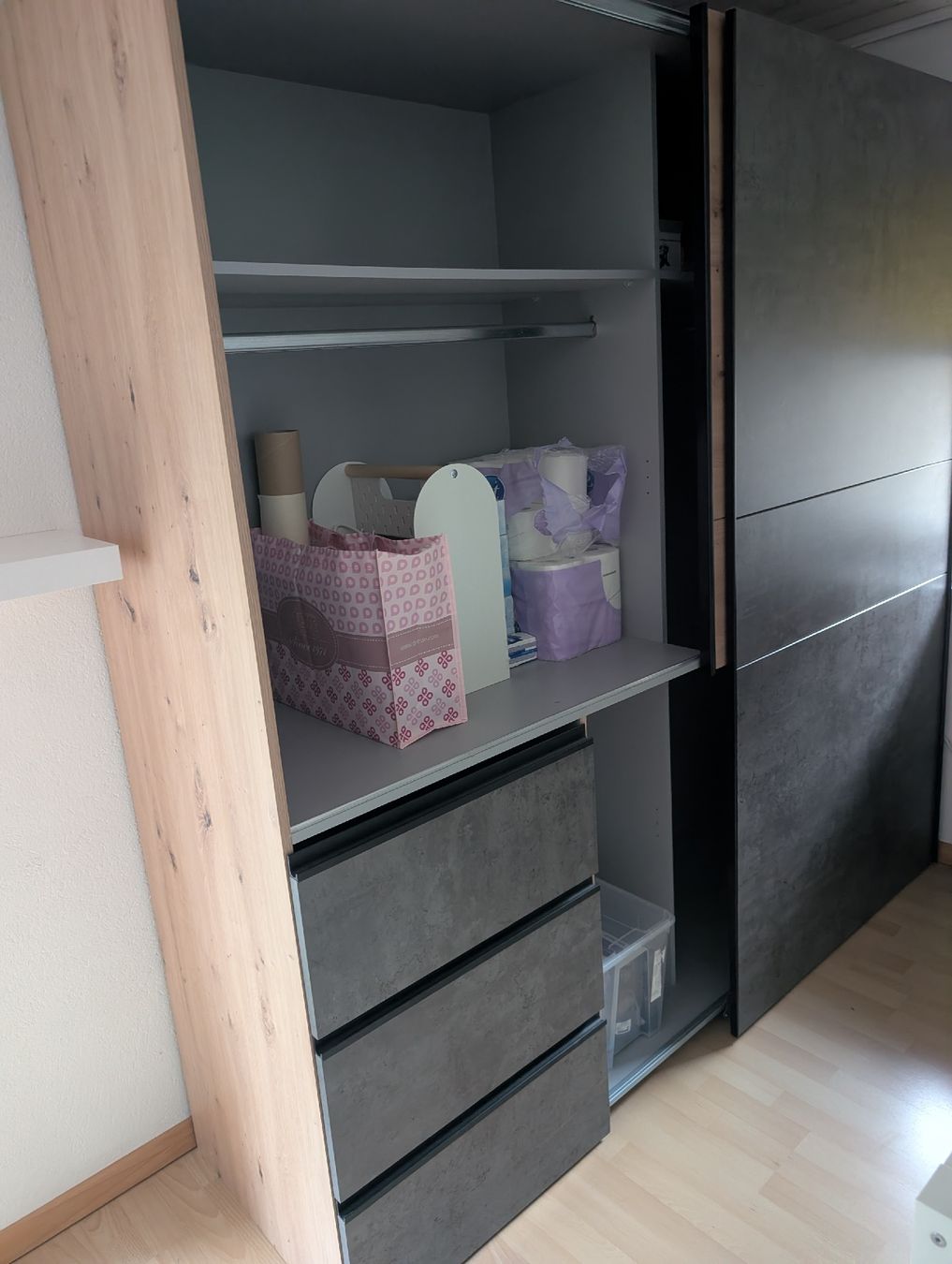 Armadi: Schrank Holzoptik Anthrazit gebraucht – Usato da Geuensee venduto da wini90 2