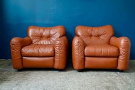 Paire de fauteuils club italiens cognac design vintage