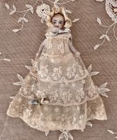 Antike Porzellanpuppe mit Spitzenkleid