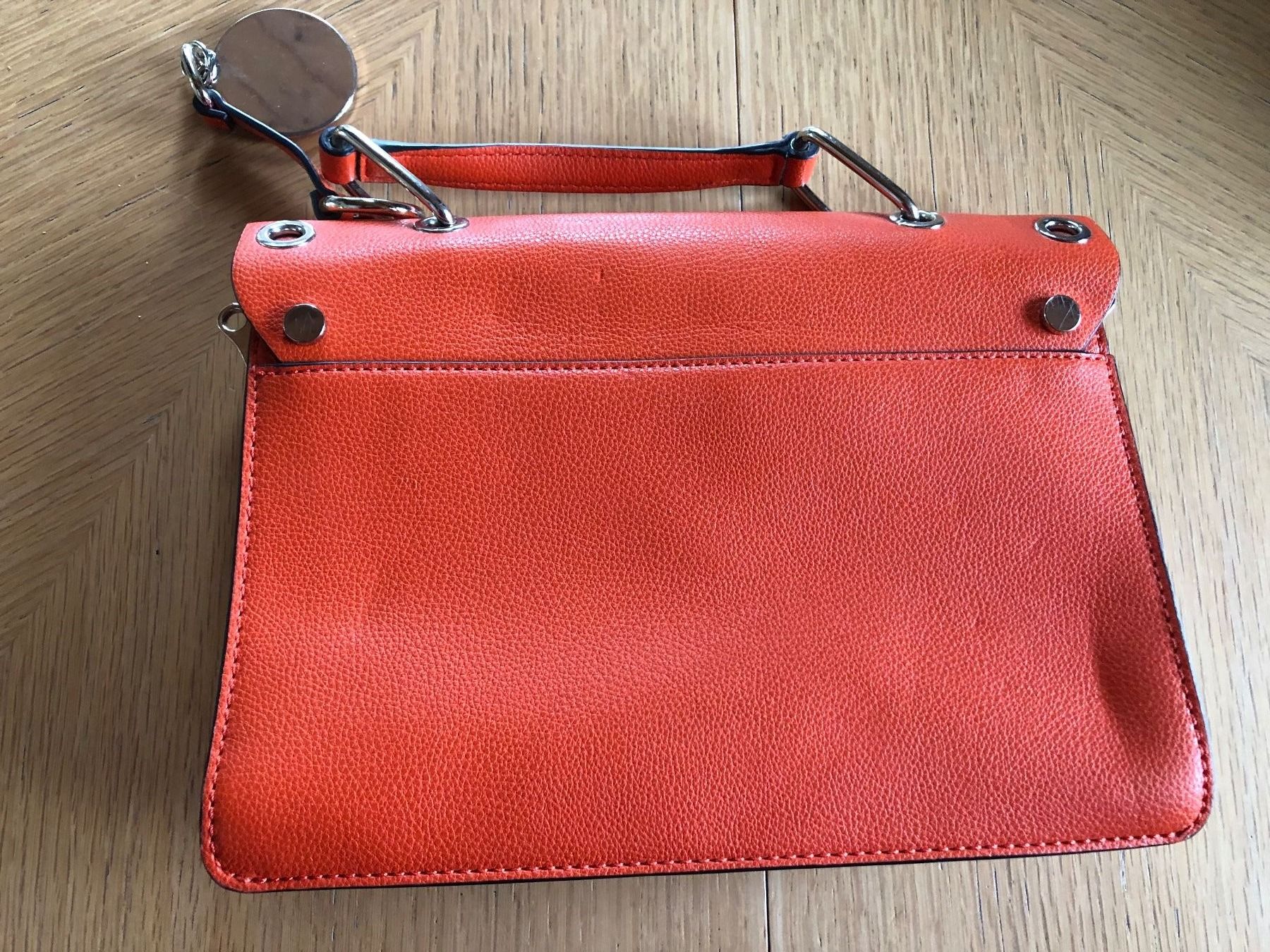Guess Borse da donna: Guess Handtasche orange Nieten – Usato da Schübelbach venduto da Dolly990_2 1