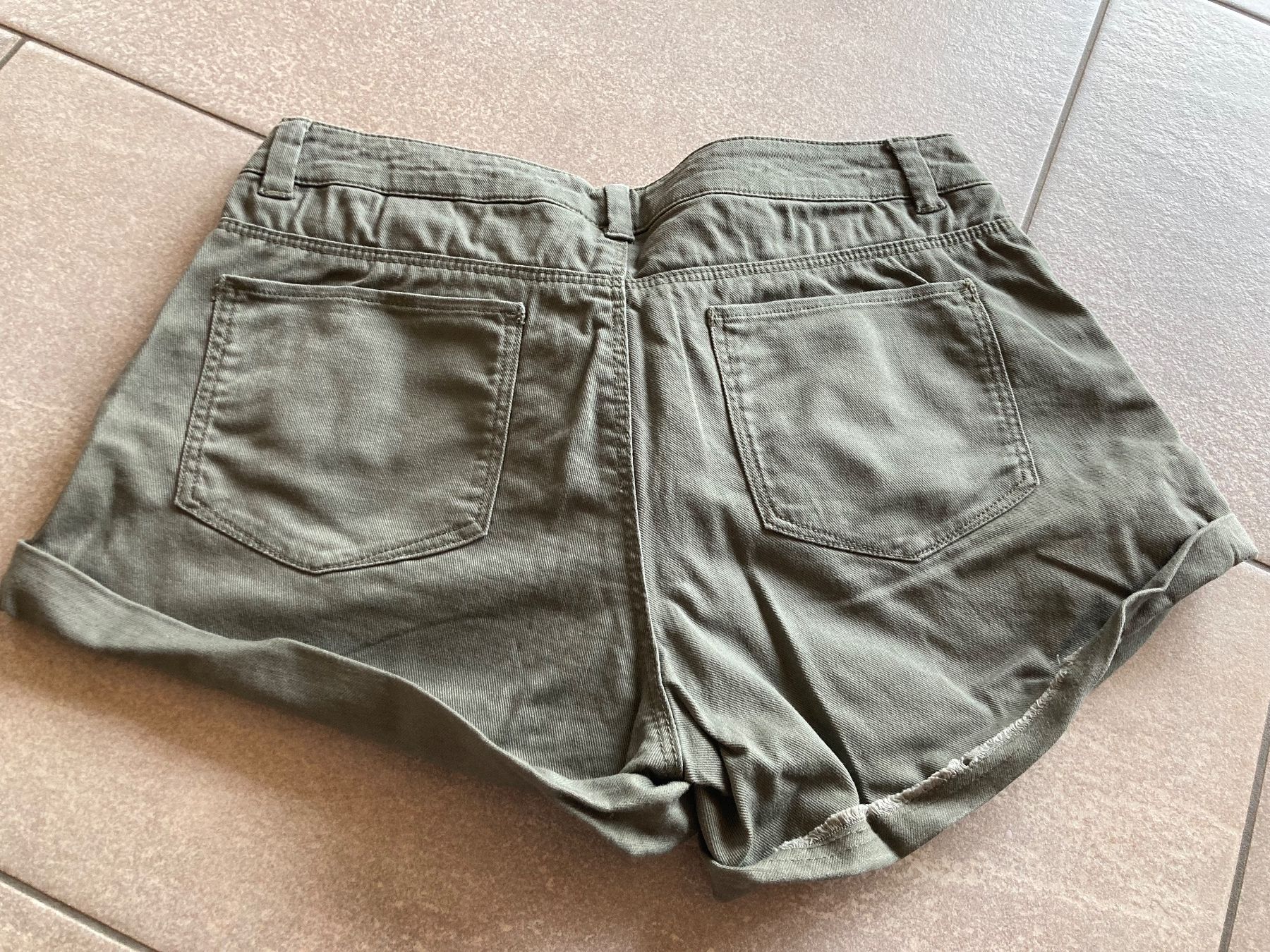H&M Jeans: Hot Pants; kurze Hose Gr. 34; H&M – Usato da Mosnang venduto da Kusli09 1