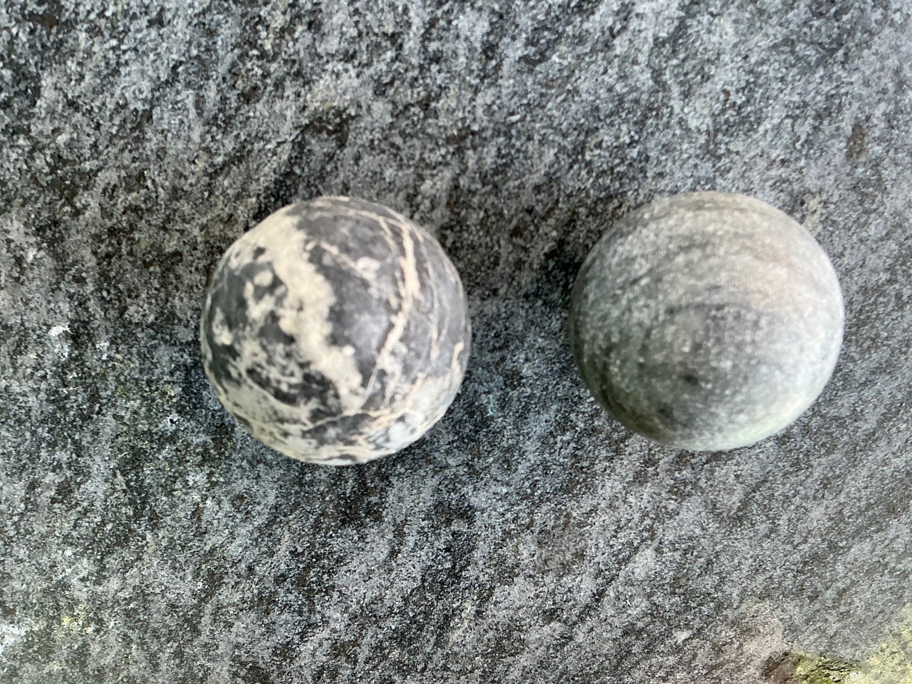 Minerali & Pietre curative: 2 grosse Steinkugeln, verschieden gemustert, – Usato da Jona venduto da Jancy60 2