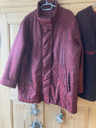 Wattierte Jacke weinrot 46/48 und Bluse