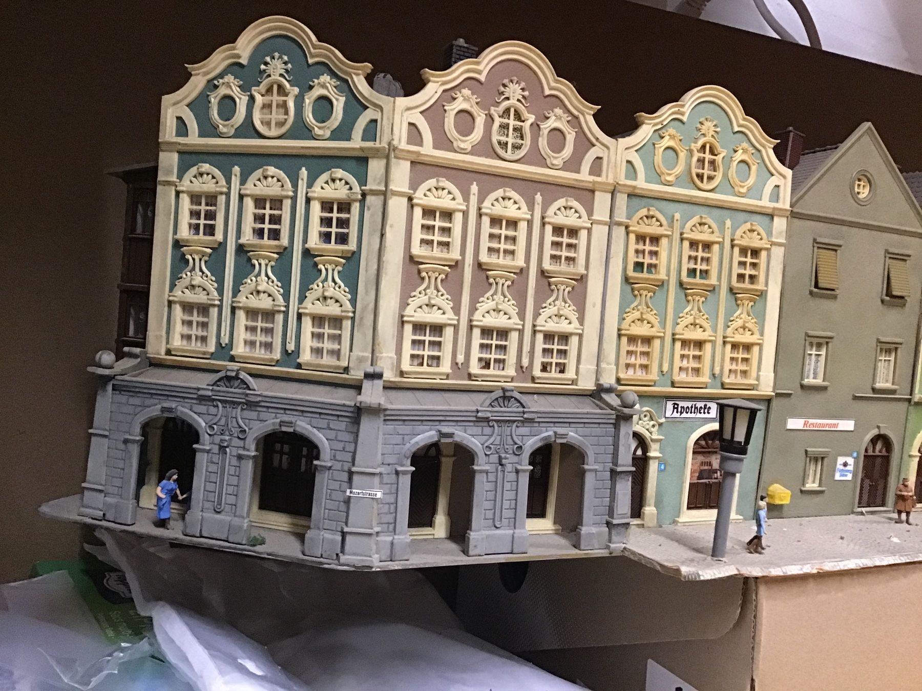 Modellini di ferrovie: H0 Diorama 7 Stadthäuser mit Innen/ aussen Beleuchtung – Usato da Männedorf venduto da Modellbau-wyss 1
