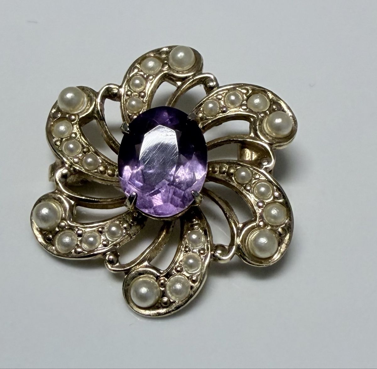 : 🟣  Antike Brosche Amethyst mit Perlen – Usato da Weissbad venduto da Simiswiss321 1