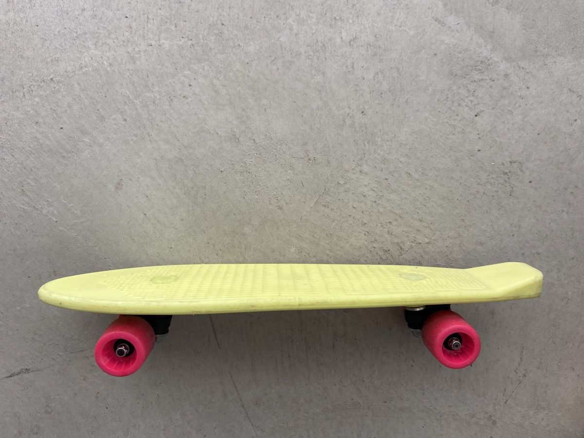 Penny Skateboards Skateboards: Original 80s Skateboard neongelb rosa – Gebraucht aus Zürich von Eves.vintage.element