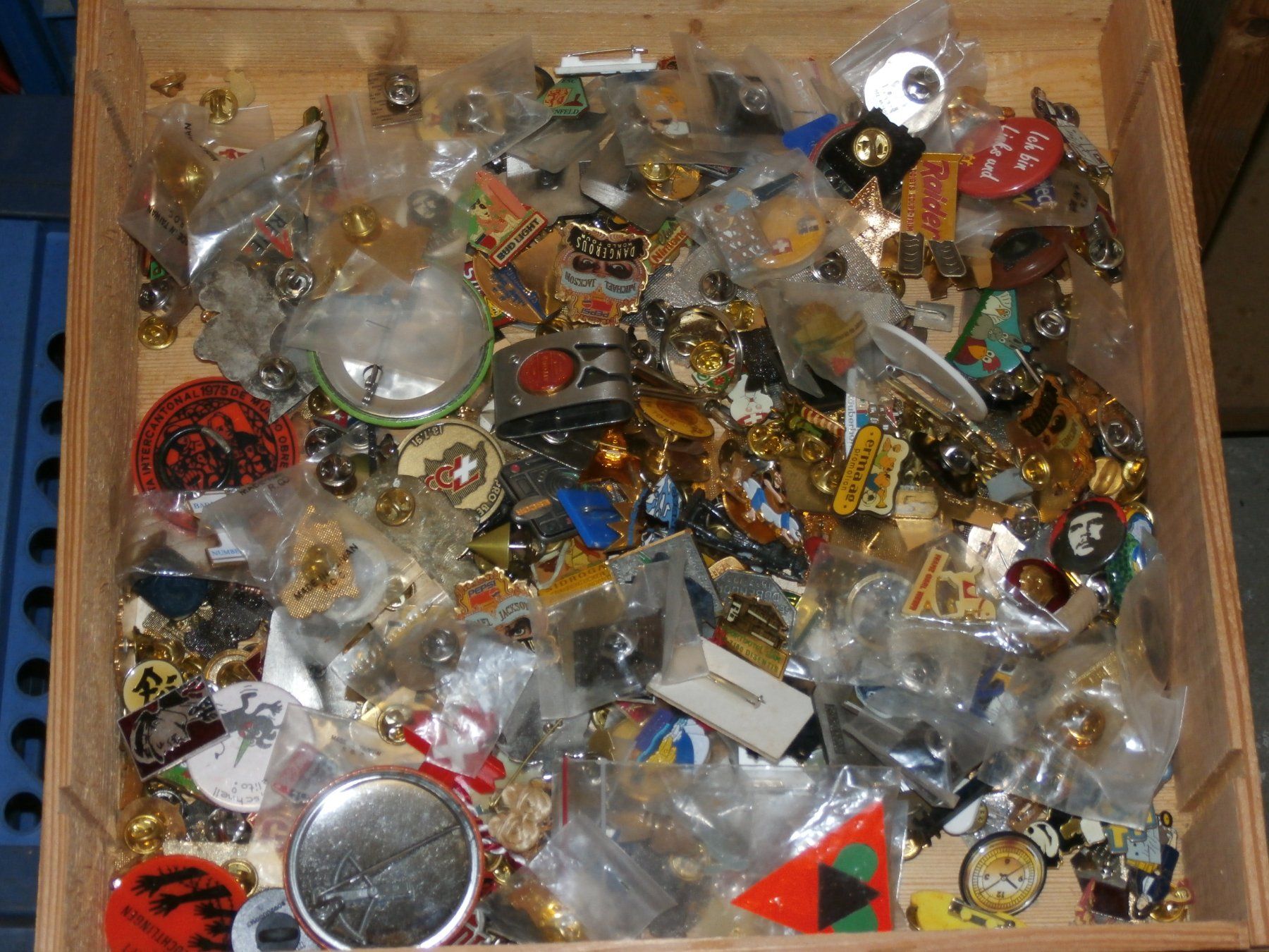 Placchette & Badge: 1,7 Kg Pins Abzeichen etc – Usato da Zürich venduto da tiburzio 2