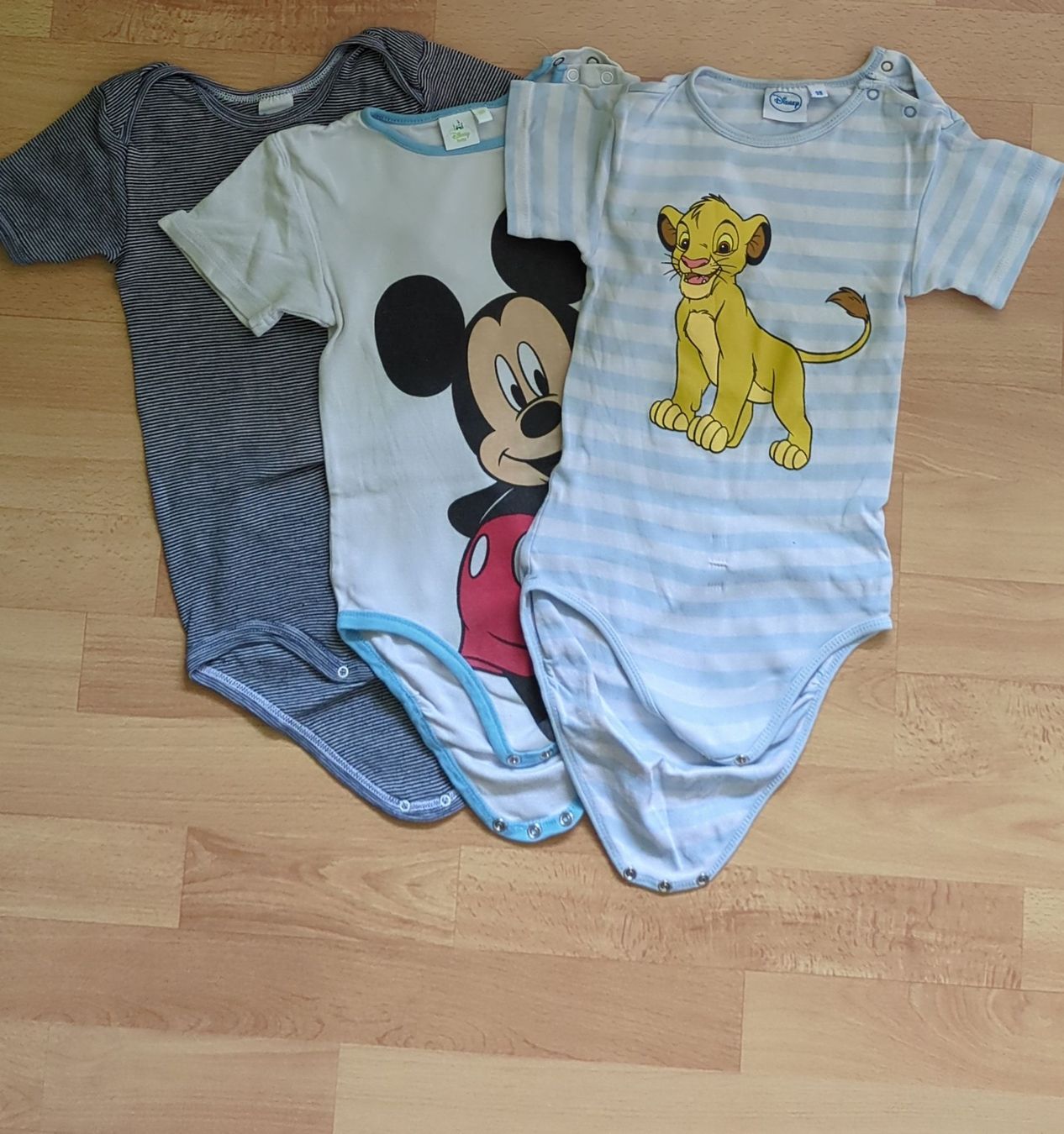 Lotti & Set di vestiti: Body Set Grösse 98, 3 Stk. Mickey Mouse Simba – Usato da Adlikon b. Andelfingen venduto da IlonaSp