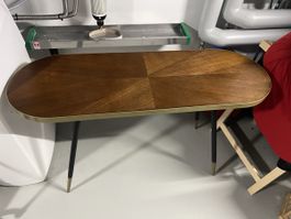 Tisch mit Holzfurnier und Metallbeinen