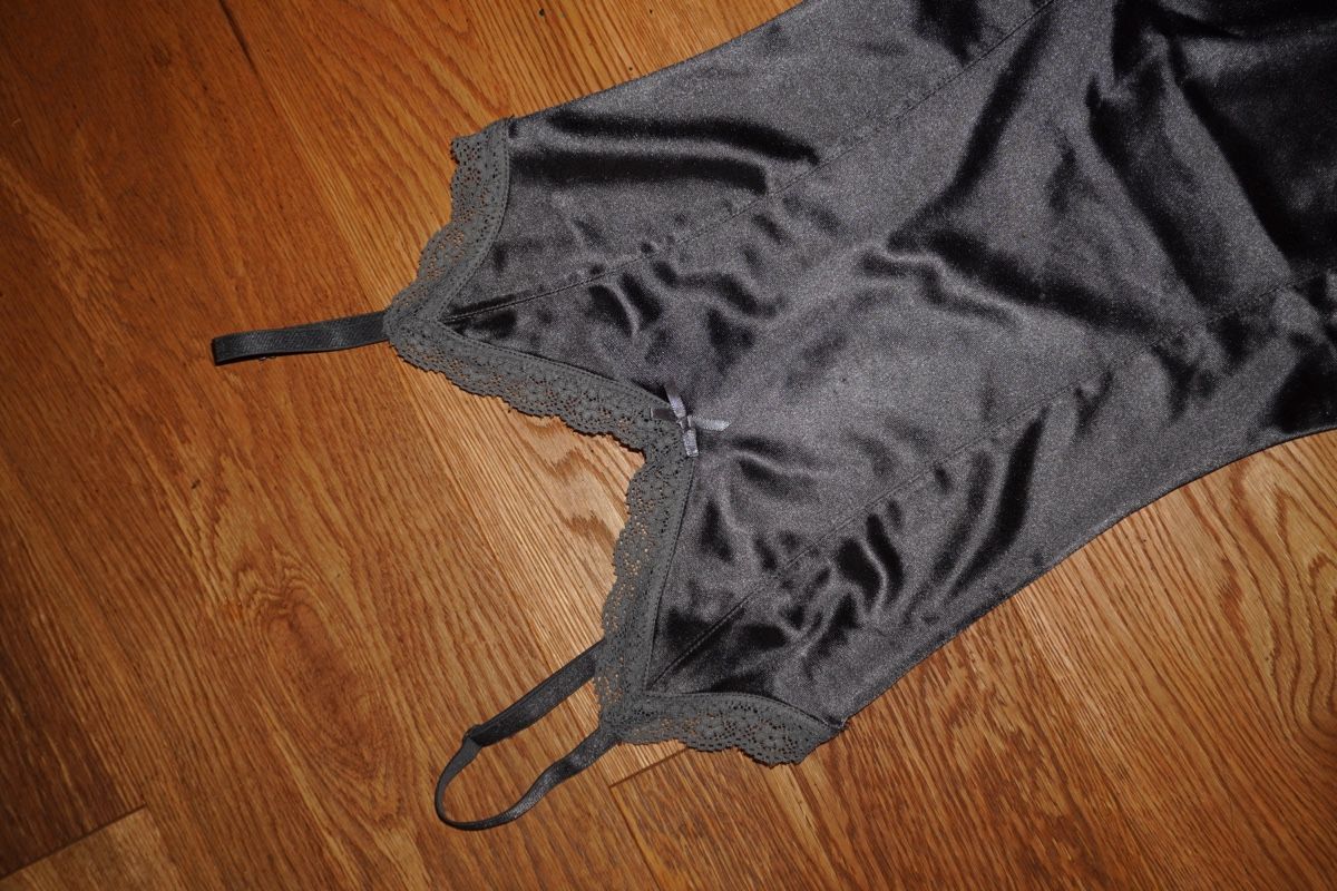 H&M Kleider: Satin Mini Dress – Neu (gemäss Beschreibung) aus Bern von xen_f5tl 8