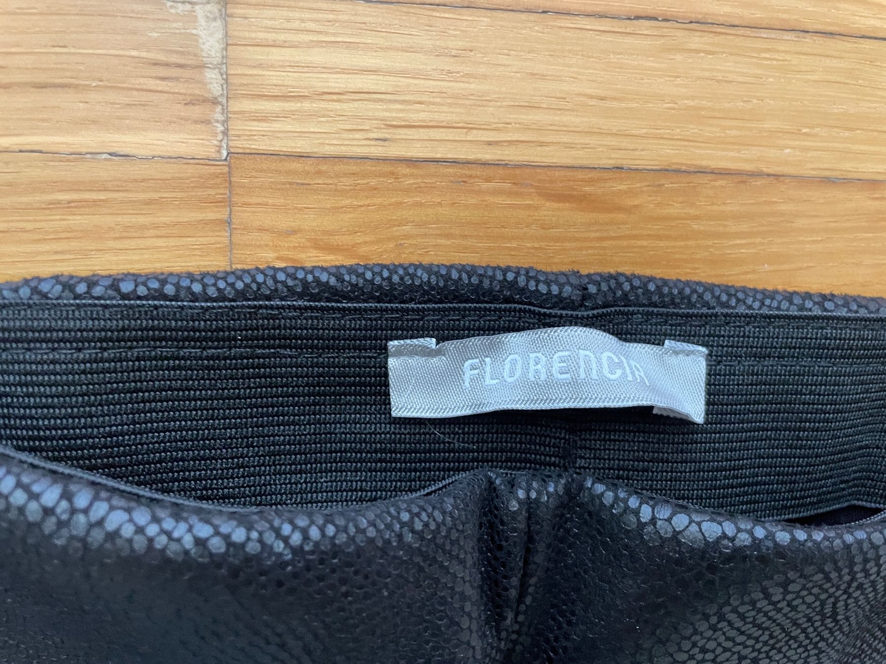 Hosen: Lassige Hose schwarz - schlangenoptik Gr. S – Gebraucht aus Neftenbach von Justine76 1