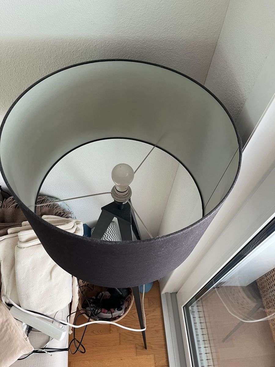 Pfister Lampade: Stehlampe schwarz dreibeinig Textilschirm – Usato da Küssnacht am Rigi venduto da edo_7ww7 1
