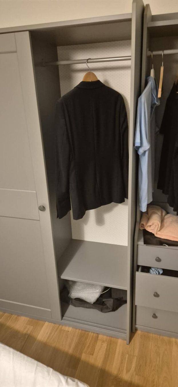 Ikea Hauga Kleiderschrank mit Schiebetüren (Gebraucht) in Oberengstringen für CHF 40 – nur Abholung auf Ricardo kaufen