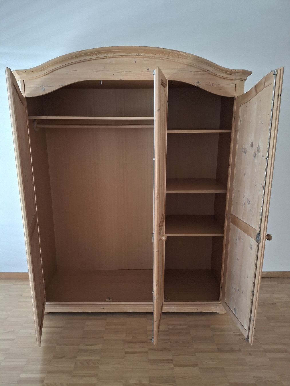 Pfister Schränke: Kleiderschrank massiv Holz – Gebraucht aus Brütten von BE68KO 1