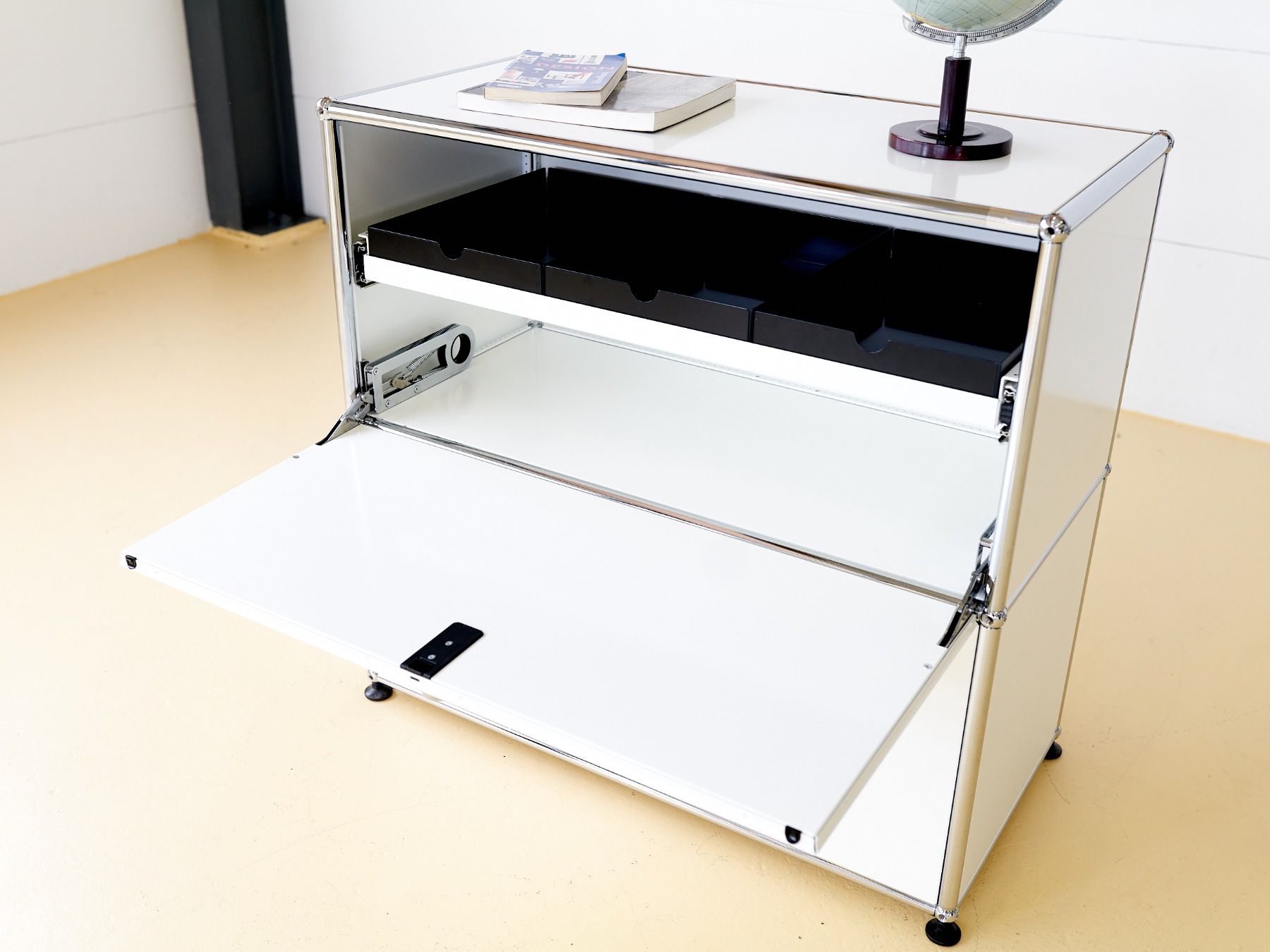 USM Cassettiere: USM Sideboard in Reinweiss mit Auszugtablar – Usato da Meinisberg venduto da atelier_TILIJA 6