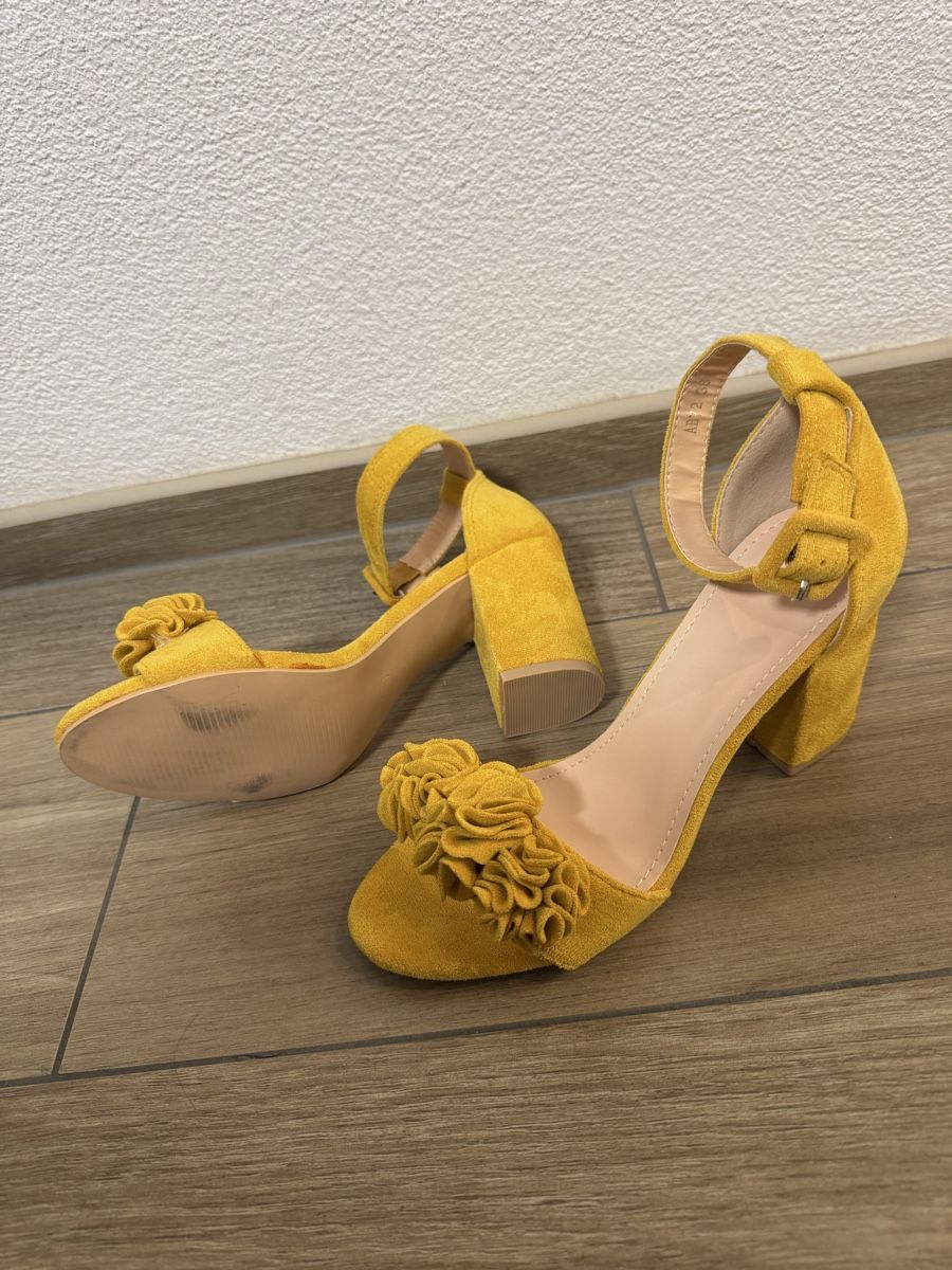 Scarpe da donna: Sandali gialli nr. 38 – Nuovo (secondo la descrizione) da Claro venduto da kel_v7dj 1