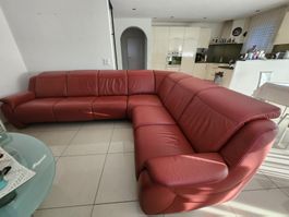 Divano angolare in pelle colore rosso usato in buono stato