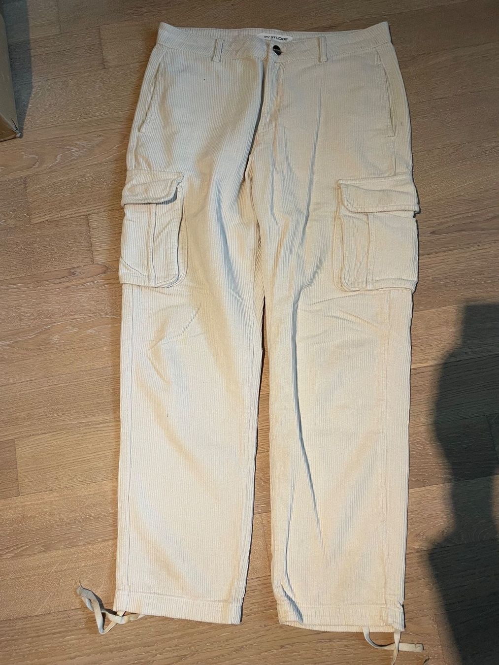 Pantaloni: Trendige Cordhose von EY Studios, Beige, Grösse 33 – Usato da Männedorf venduto da Hebejati