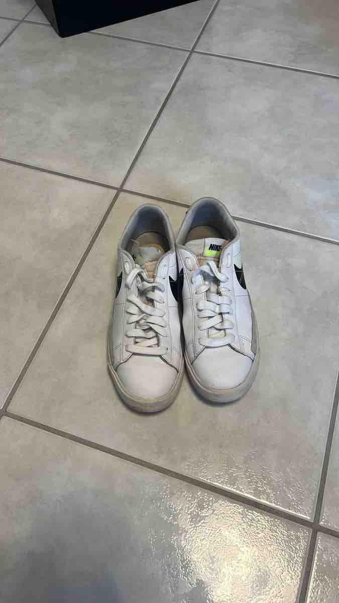 Nike Herrenschuhe: Baskets Nike blanches utilisées taille 42 – Gebraucht aus Delémont von gabrielquintas9