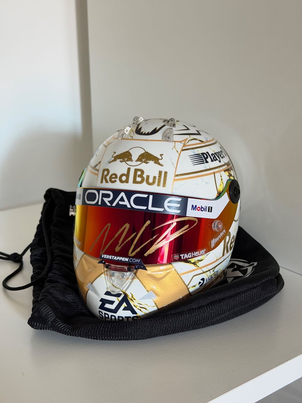 Autographes: Max Verstappen signed mini helmet – D'occasion à Lumino par mar_9pn2