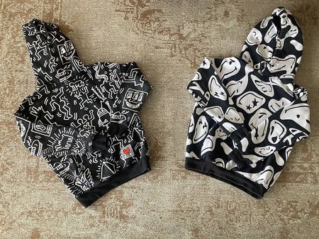 Hoddie mit Moriv schwarz-weiss 146/152