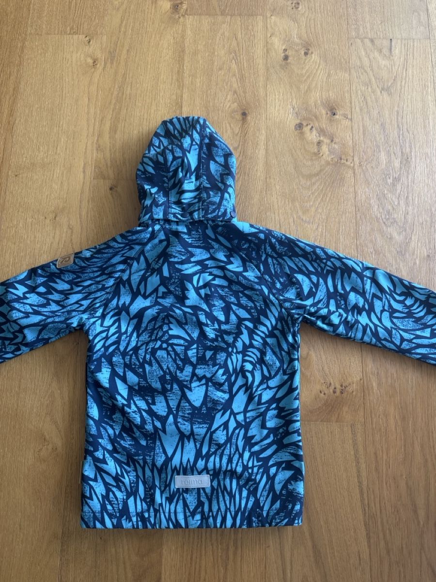 Reima Giacche & Cappotti: Reima Softshelljacke mit Kapuze blau gemustert, Gr. 134 – Usato da Ebikon venduto da thalimann 1