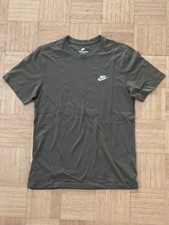 Nike T-Shirt olivgrün  