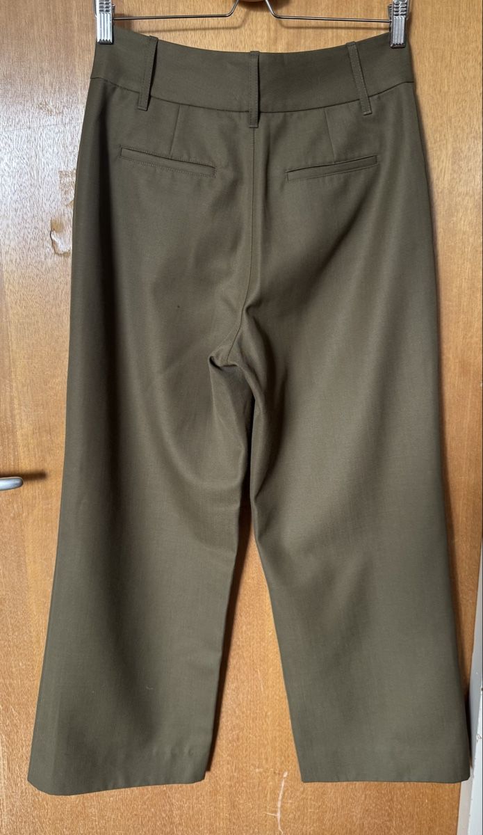 Sezane Pantaloni: Pantalon Sézane kaki – Usato da Le Lignon venduto da mae_9hql 3