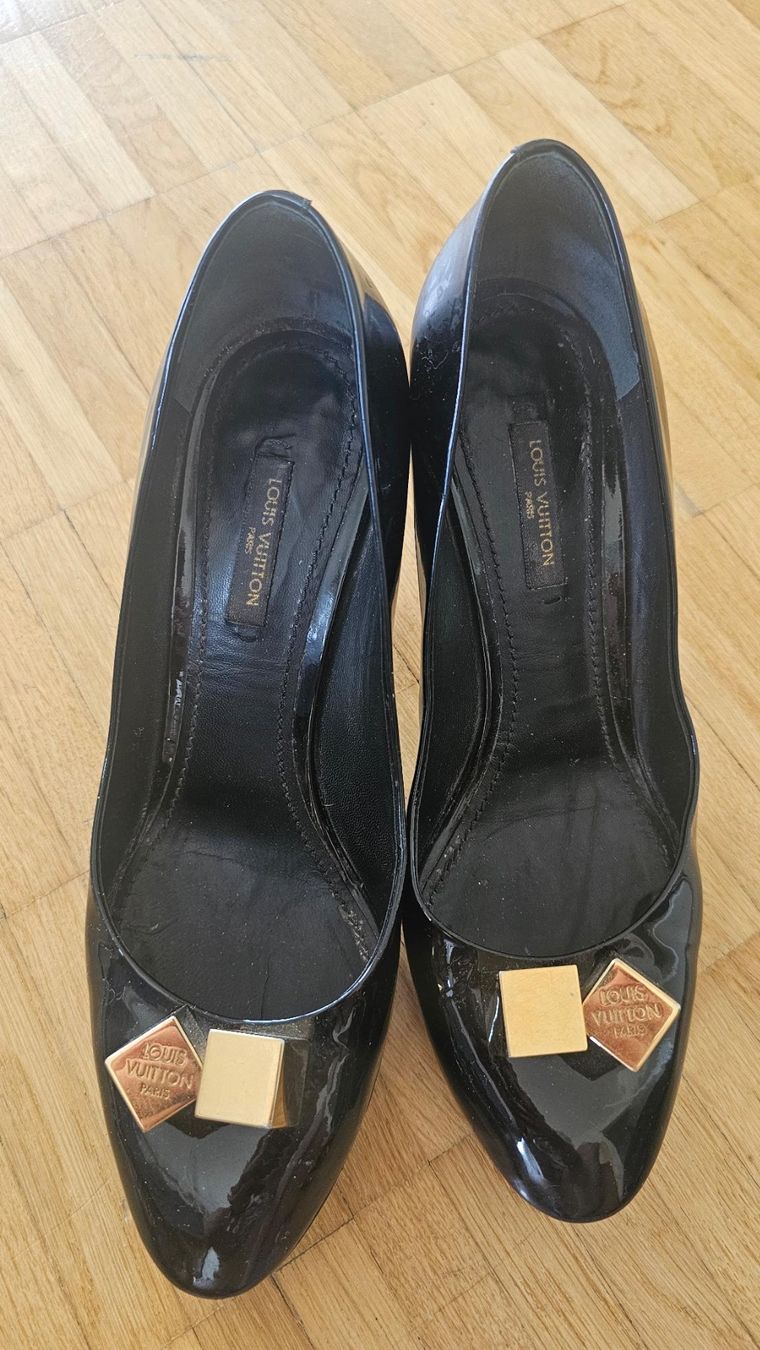 Louis Vuitton Chaussures femmes: Louis Vuitton Pumps Lackleder Schwarz Gr. 37.5 – D'occasion à ZUMIKON par 99aes