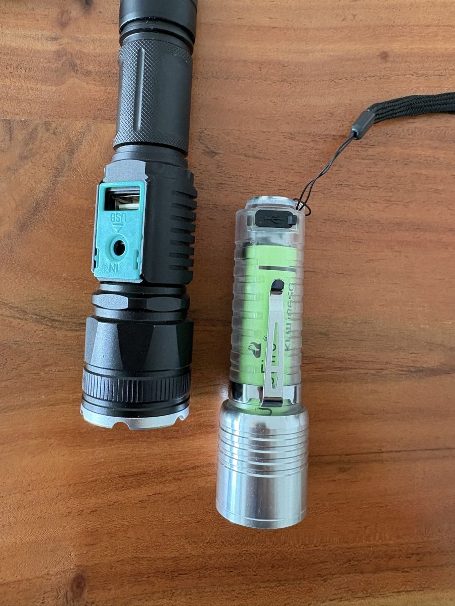 Lampade: 2 LED Taschenlampen – Nuovo (secondo la descrizione) da Meilen venduto da Harley. 1
