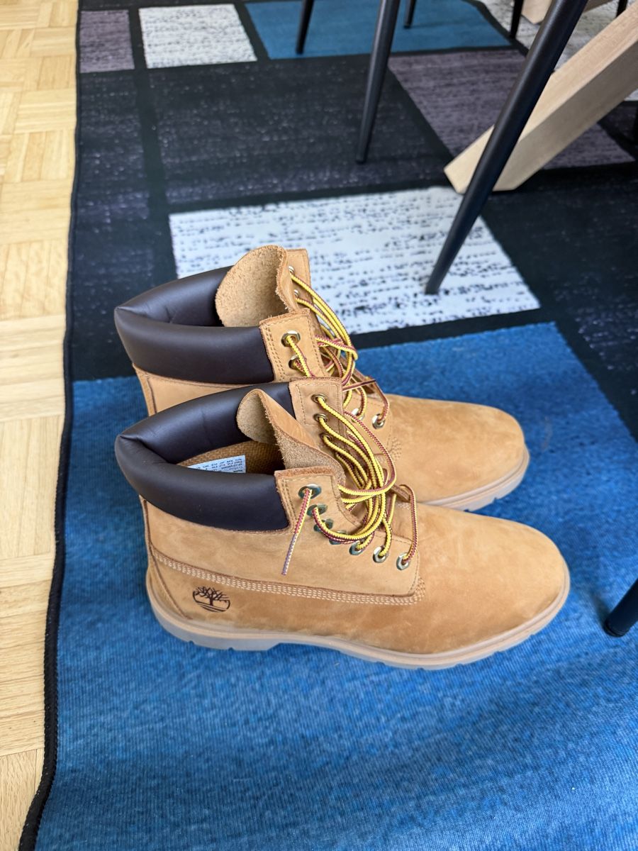 Timberland Scarpe da uomo: Timberland Wheat Nubuck Leather Boots - Size 40 EU. – Nuovo (secondo la descrizione) da Burgdorf venduto da karam86 1