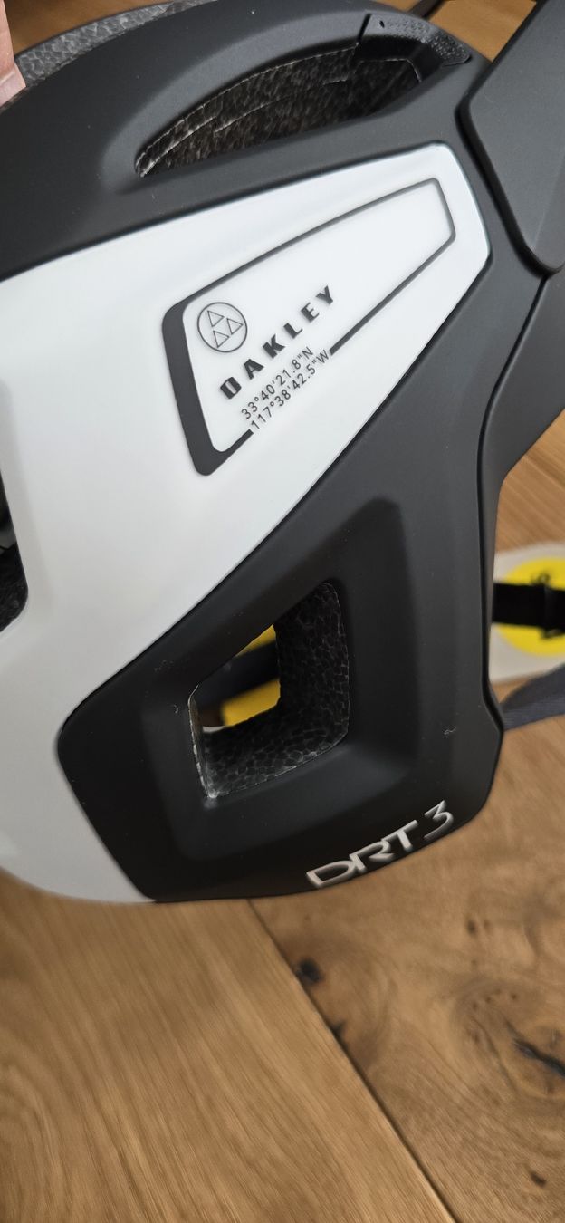 Oakley Caschi: Oakley DRT3 MIPS Velohelm Grösse M NEU – Nuovo (secondo la descrizione) da Möriken AG venduto da MedicineHat 1