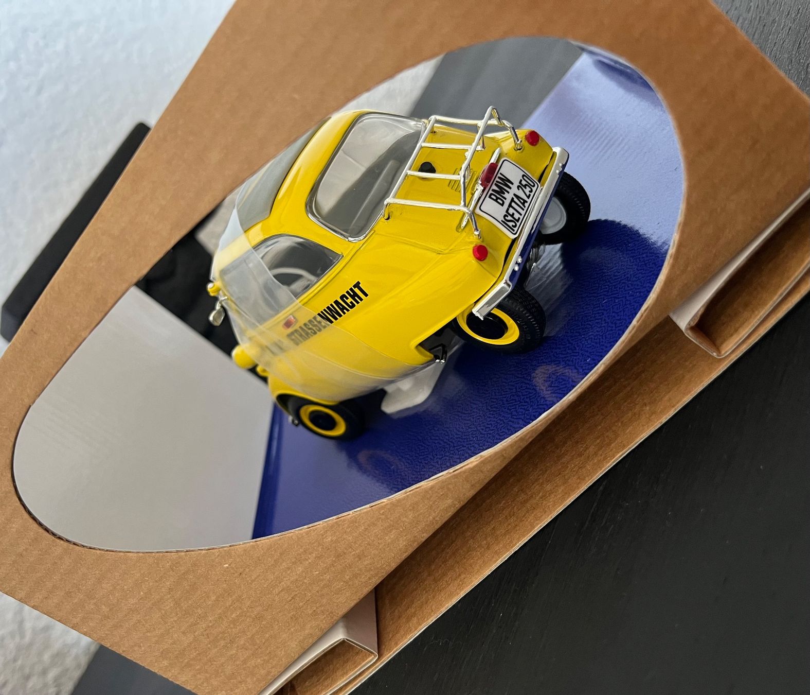 BMW Modellini d'auto: BMW Isetta 250 Revell 1:18 – Usato da St-Cergue venduto da ncu_t267