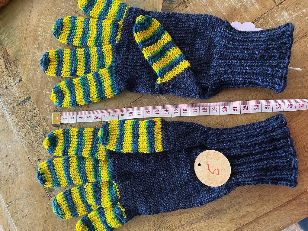 Guanti & manicotti: Fingerhandschuhe handgestrickt Merino  – Nuovo e nell'imballaggio originale da Liestal venduto da Strigg-Grossmami 4