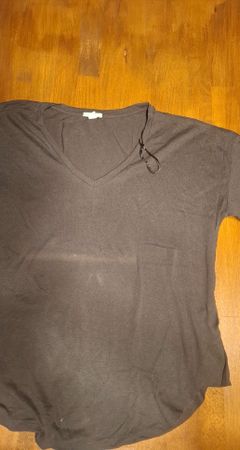 Dunkelgraues V-Ausschnitt T-Shirt - Zeitlos & Bequem!