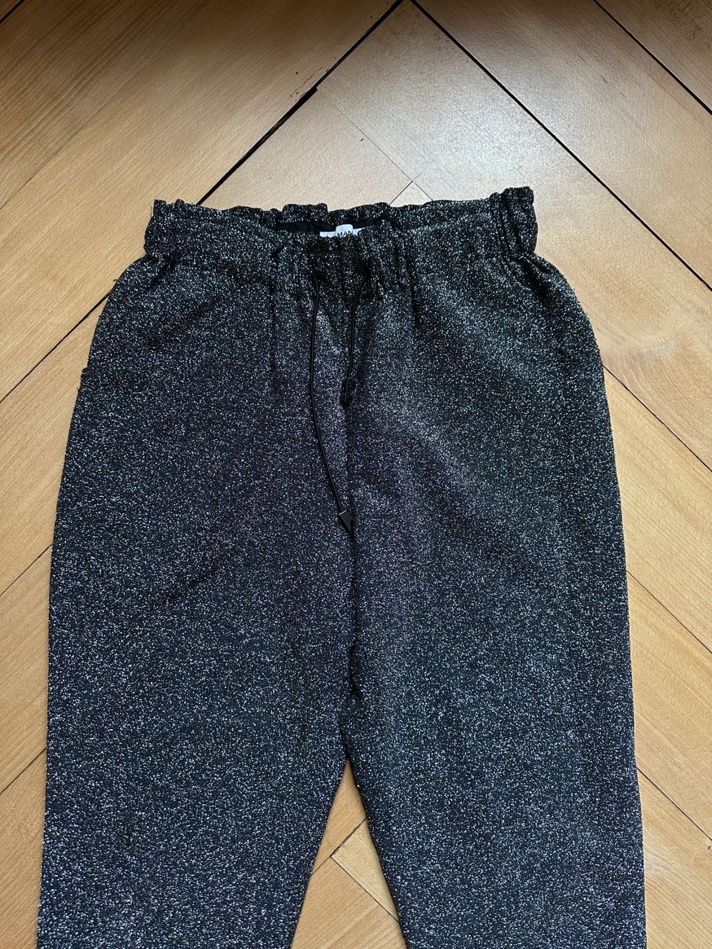 Mango Pantalons: MANGO - Glitzerhose silbern-schwarz XS – D'occasion à Zürich par Diazaio 1