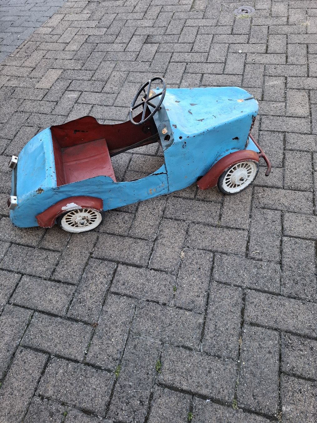 Véhicules pour enfants: antikes Tretauto – D'occasion à Hornussen par sagana2 2