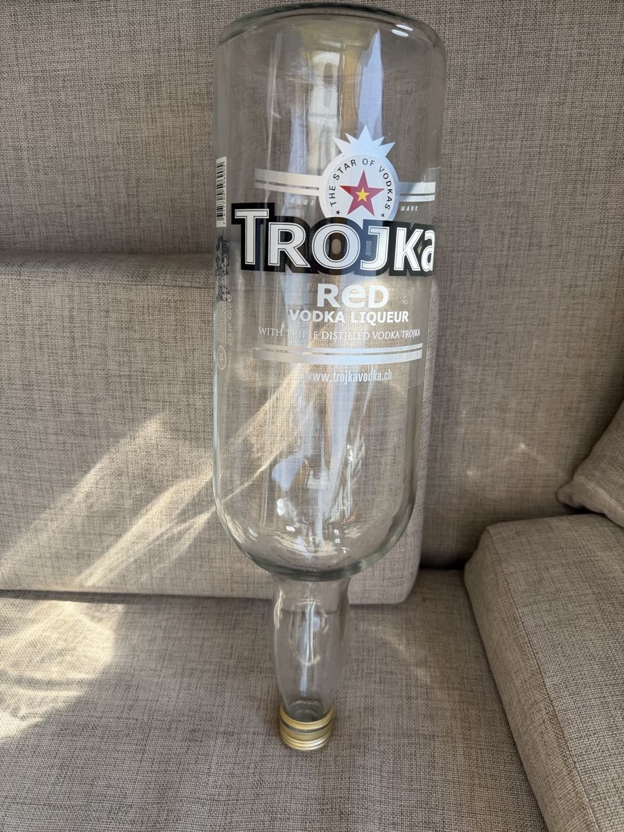 Altro: 4.5 Liter Troyka Vodka Flasche – Usato da Stäfa venduto da Mpower0