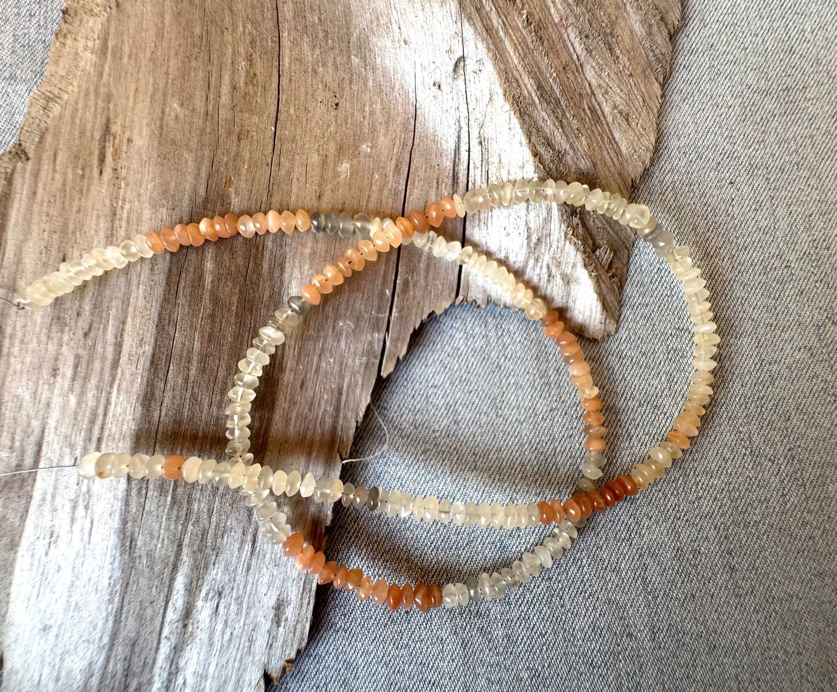 Catenine: Mondstein      extra  spezielle Form   ca 4 bis 5 mm    44cm – Nuovo e nell'imballaggio originale da Leuggern venduto da gemshow
