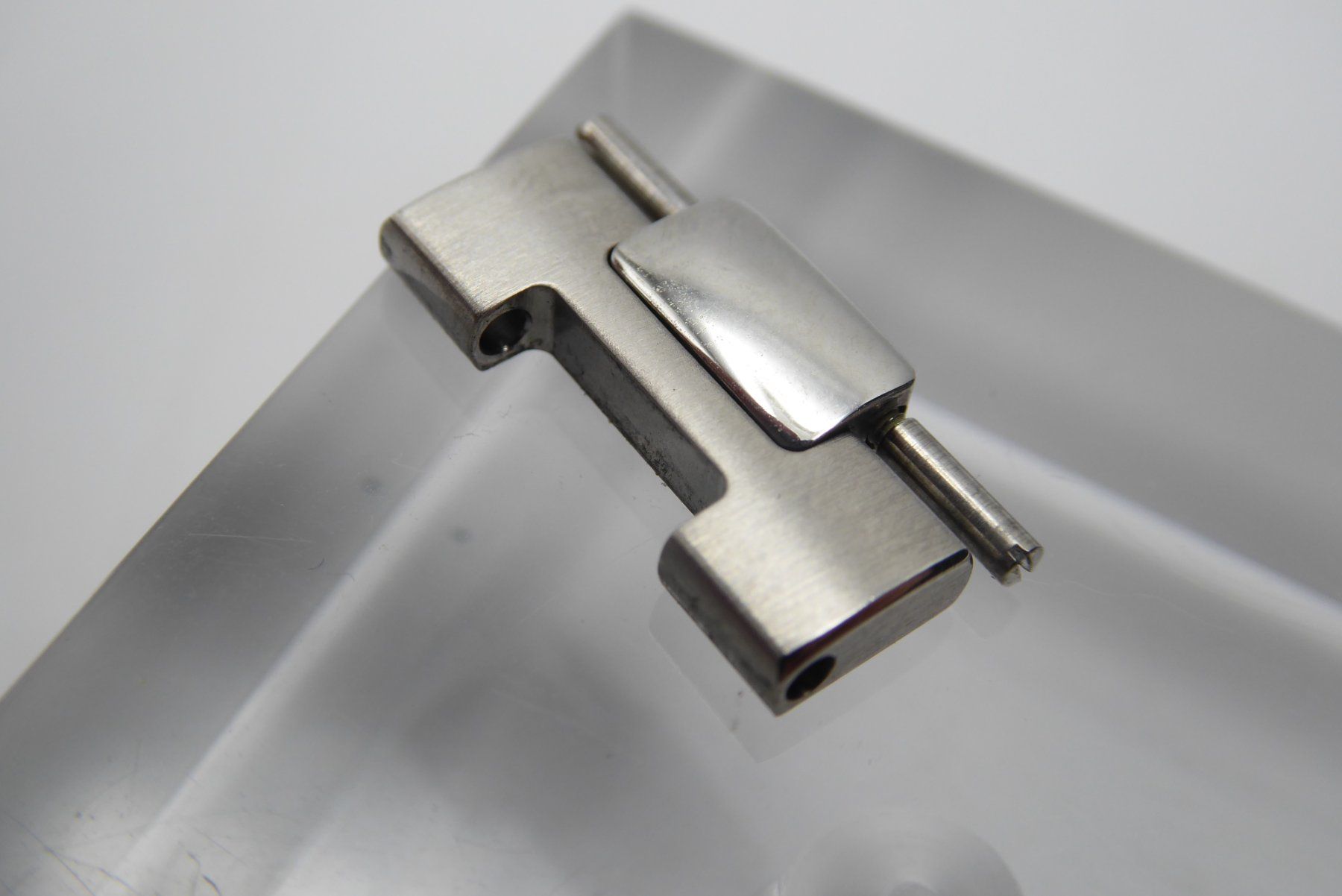 Patek Philippe Montres: Patek Philippe Nautilus link screw 17mm – D'occasion à Geneve par adr_xk6n 2