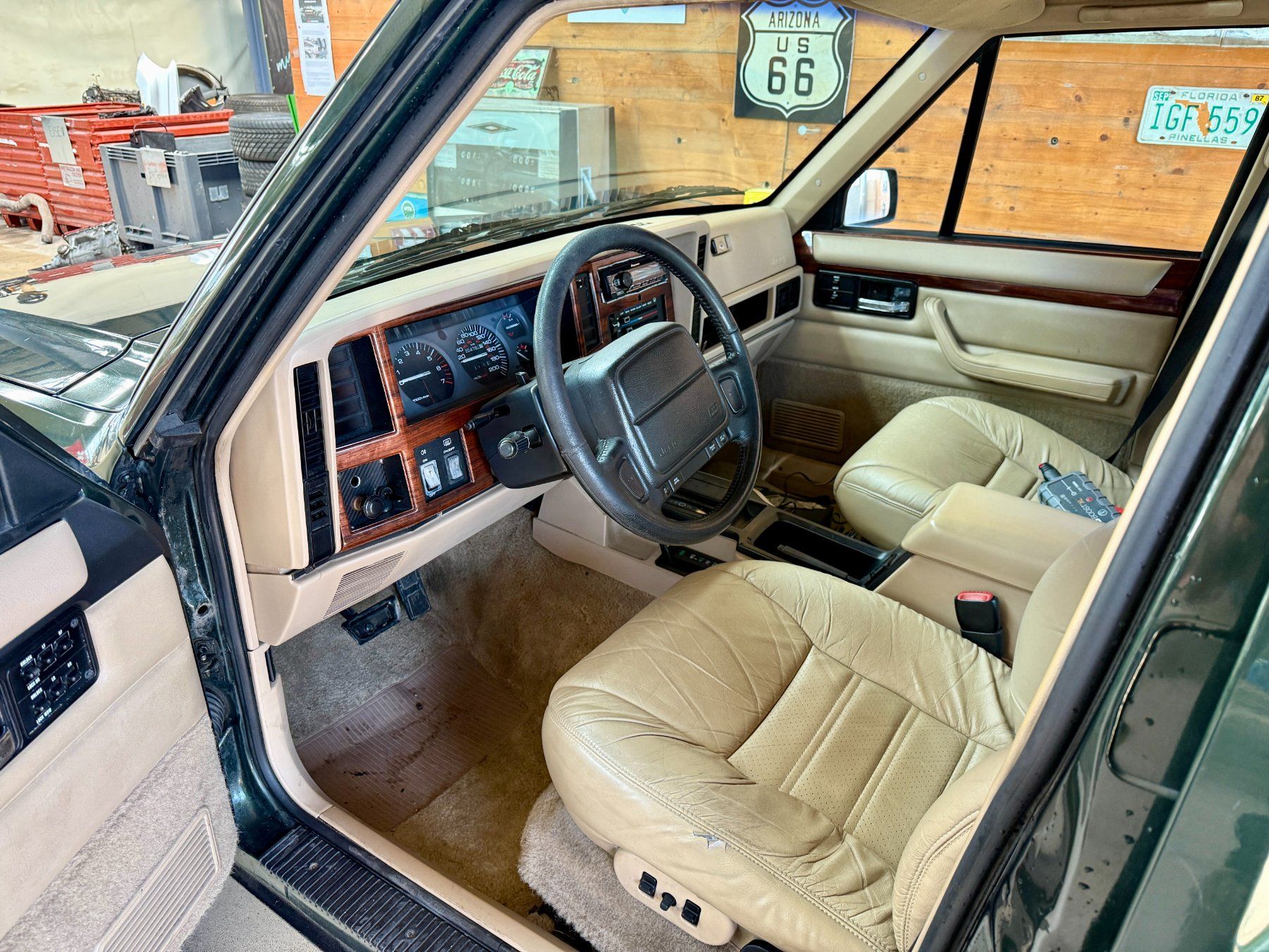 Jeep Automobili: Jeep Cherokee 4.0 XJ – Usato da Gretzenbach venduto da GarageMeilenweit 4
